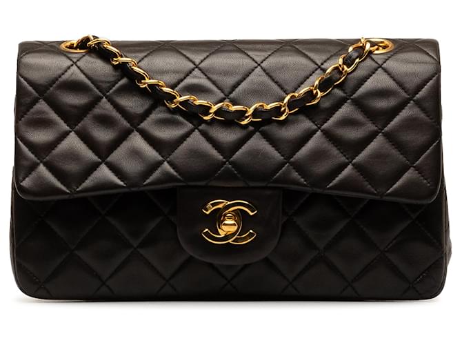 Bolsa de ombro com aba preta Chanel pequena clássica forrada de pele de cordeiro Preto Couro  ref.1297133