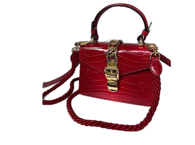 Gucci Edición limitada Pre-fall 2019 Sylvie con cadena de cocodrilo genuino de asa superior Roja Cueros exoticos  ref.1297458