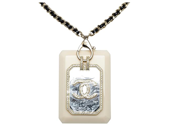 Collar con colgante de tarjetero de resina adornado con cristales blancos de Chanel Plástico  ref.1297509