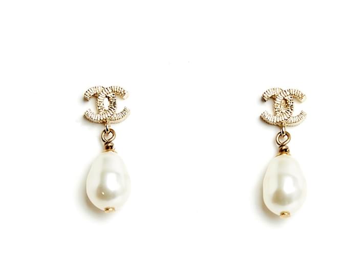 Boucles d'oreilles Chanel Studs XS dorées avec CC et perle fantaisie pendante Golden Metal  ref.1297982