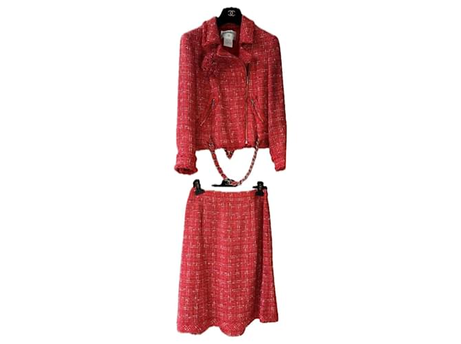 Chanel Conjunto de chaqueta y falda de tweed con broche de camelia raro Coral  ref.1298004