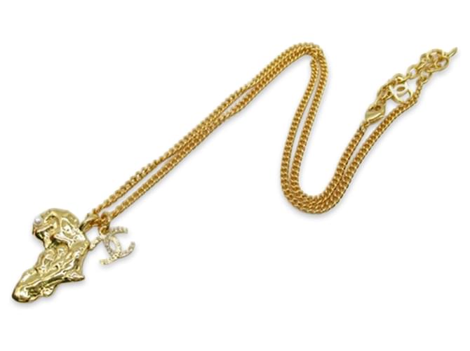 Collana Chanel con ciondolo mappa Africa in perle finte dorate e strass D'oro Metallo Placcato in oro  ref.1298521