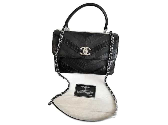 Timeless Bolsa Chanel Infinity preta de couro e python Preto 