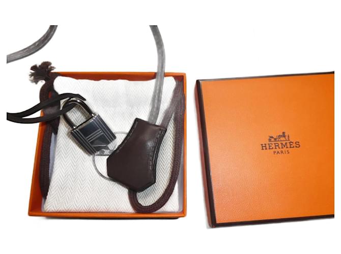 clochete, puxador e cadeado Hermès novos para bolsa Hermès, caixa e saco de pó. Couro  ref.1299002