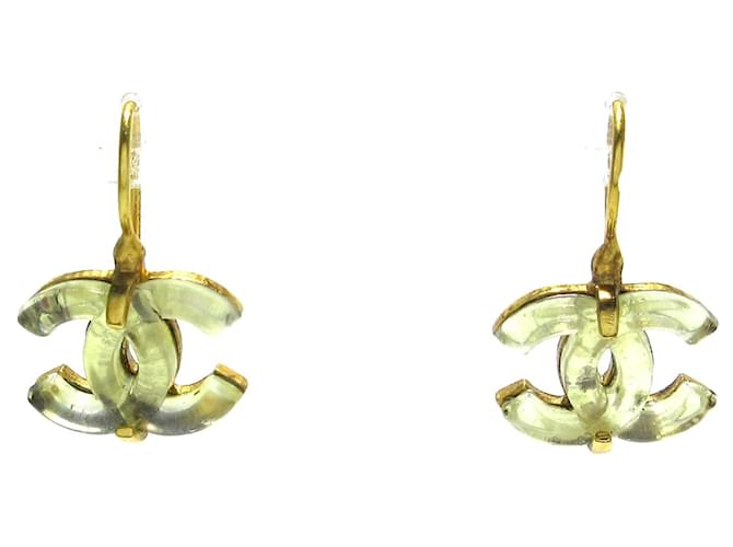 Boucles d'oreilles crochet en résine Chanel CC dorées Plastique  ref.1300741