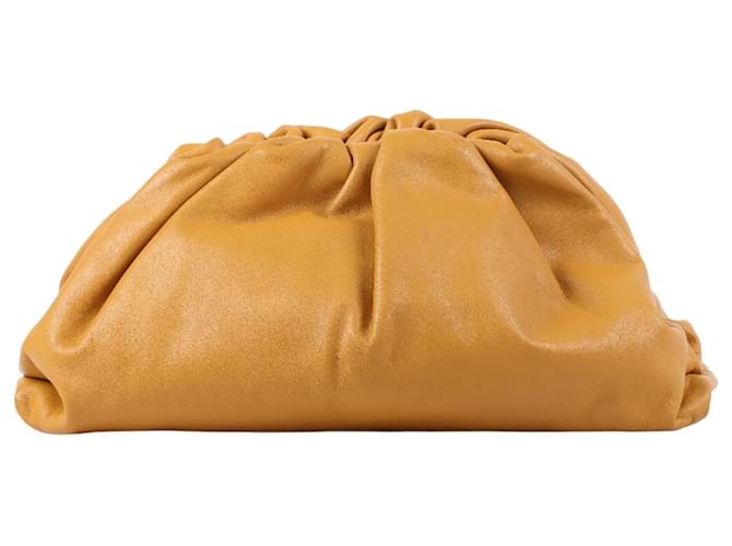 BOTTEGA VENETA Clutch extragrande en piel de becerro suave y mantequilla Camel Camello Cuero  ref.1300826