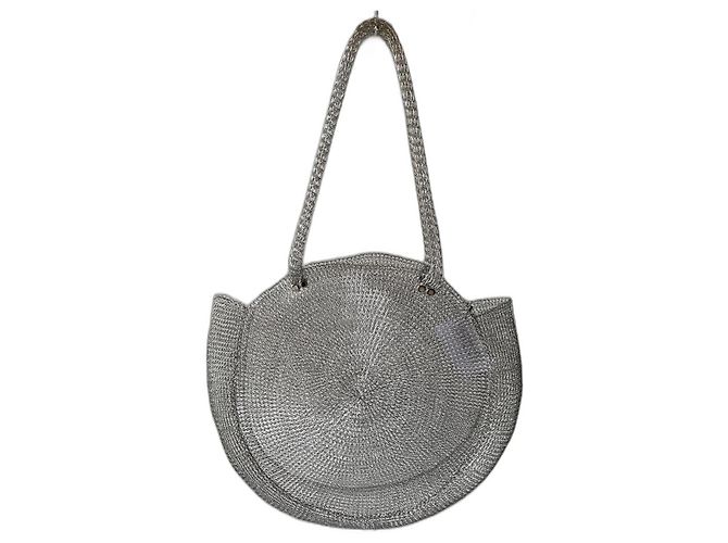 Autre Marque Runde Handtasche aus silberner Maschenoptik