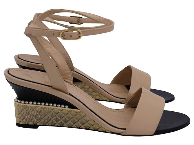 Espadrilles compensées à logo CC entrelacé Chanel en cuir beige