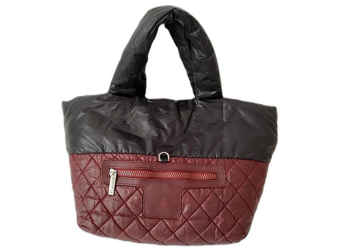 Cocoon Bolso Chanel Cocon Reversible de Nylon Negro Burdeos