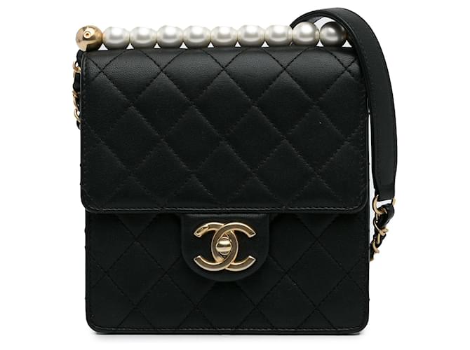 Bolsa Chanel preta pequena chique com aba de pérolas Preto Couro  ref.1302435