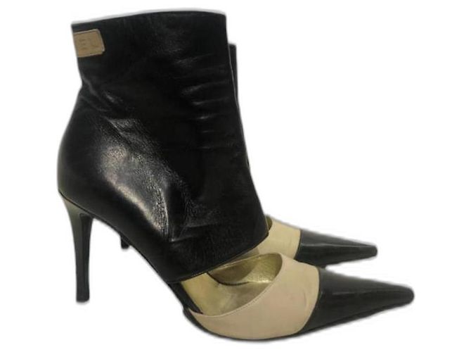Stivaletti Chanel in pelle nero e beige