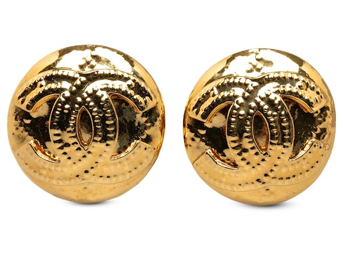 Chanel Gold CC Clip On Earrings Golden Metal Gold-plated  ref.1302568