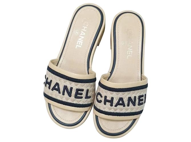 Chanel 2021 Sandales à logo CC entrelacé Cuir Beige  ref.1303007