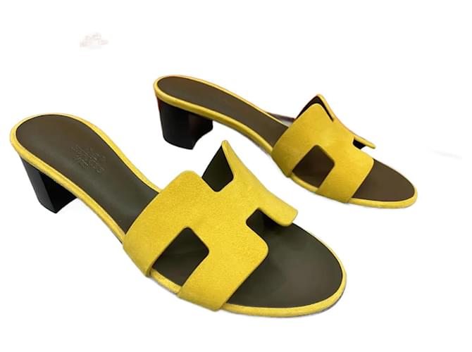Hermès-Oasis-Sandalen mit ikonischen Absätzen der Maison aus Ziegenveloursleder, Raw Schnittkante Gelb Wildleder  ref.1303182
