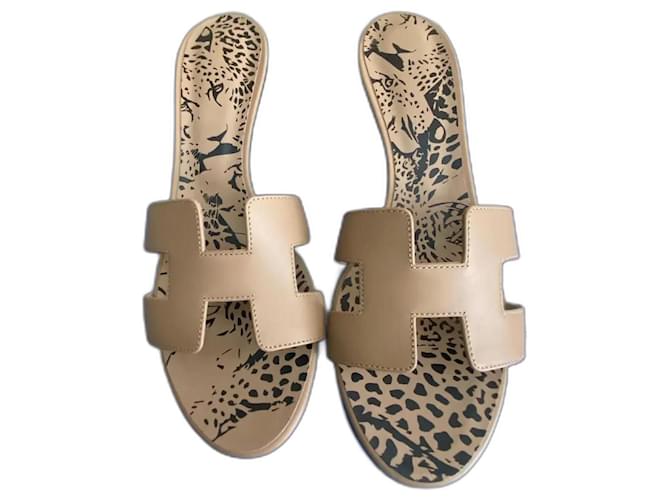 Hermès Sandalias Hermes Oasis en estampado de leopardo. Color galleta. Beige Cuero  ref.1303218