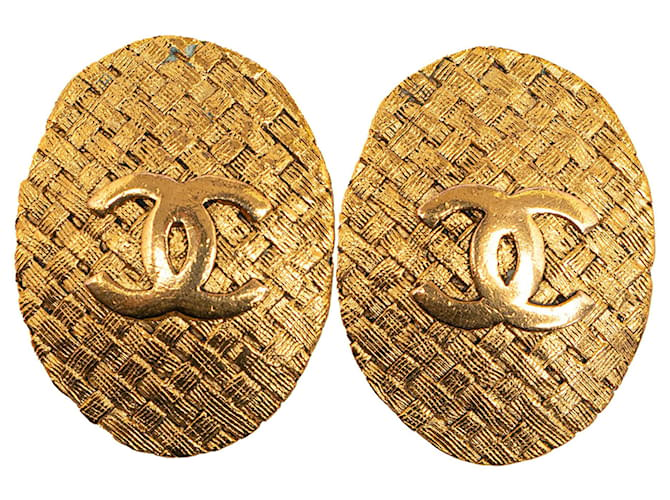 Chanel Gold CC Clip On Earrings Golden Metal Gold-plated  ref.1303231