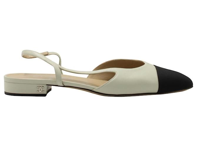 Chaussures plates à bride arrière avec logo CC entrelacé Chanel en cuir d'agneau crème Blanc Écru  ref.1303373