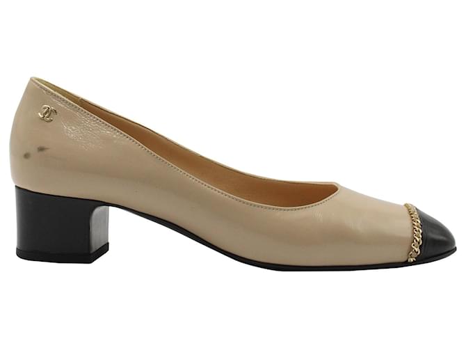 Timeless Zapatos de tacón medio con puntera y detalle de cadena de Chanel en cuero beige Carne  ref.1303375