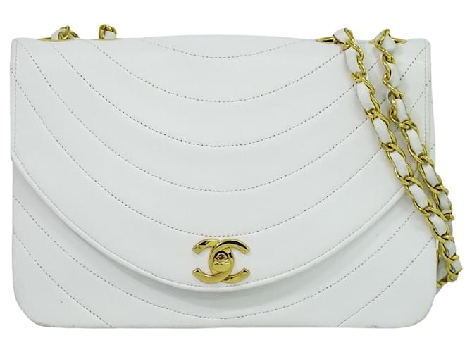 Timeless Chanel Half moon White Leather  ref.1305124