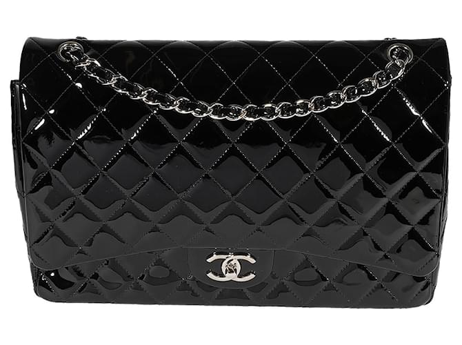 Timeless Bolsa Chanel Black acolchoada de couro envernizado Maxi Classic com aba com forro Preto  ref.1305467