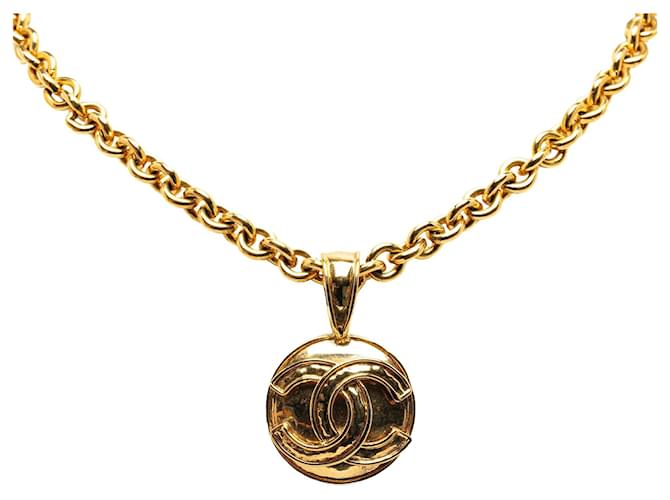 Collier pendentif rond Chanel CC doré Or jaune  ref.1306244
