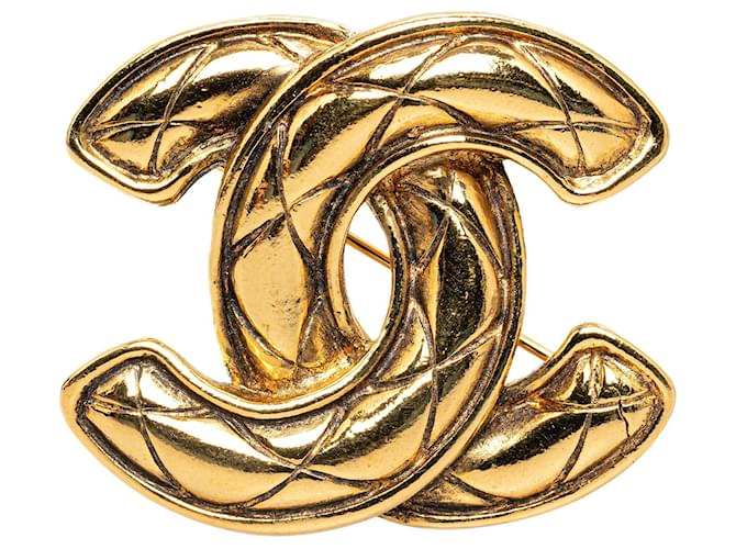 Broche acolchoado Chanel CC dourado Metal  ref.1306329