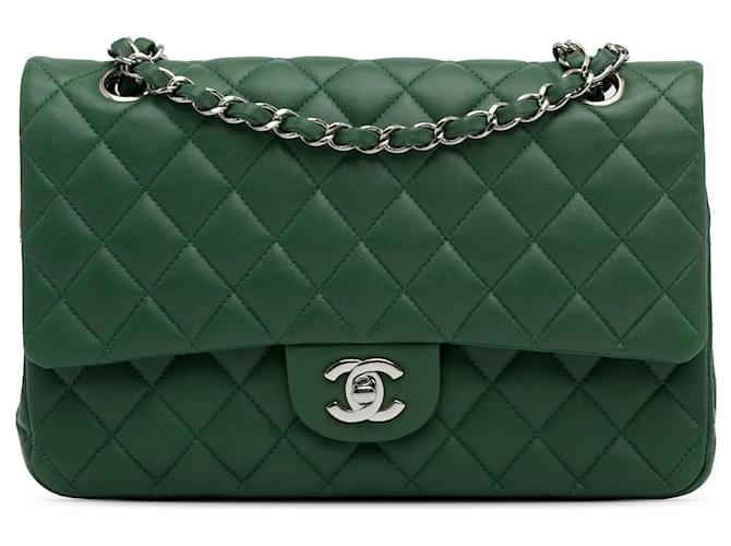 Bolso de hombro con solapa y forro de piel de cordero clásico mediano Chanel verde Cuero  ref.1306423