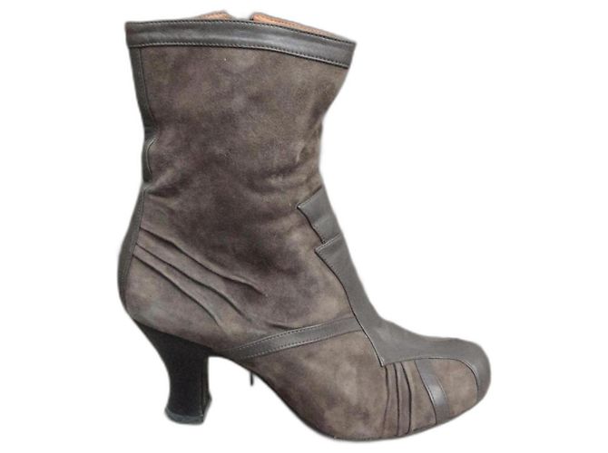 Botins Chie Mihara Taupe em Couro e Camurça 38