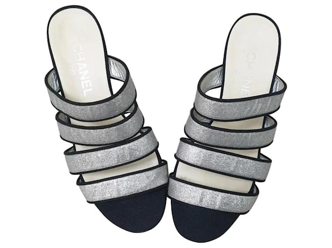 Sandales mules Chanel 2018 avec logo CC entrelacé Cuir Argenté  ref.1306936
