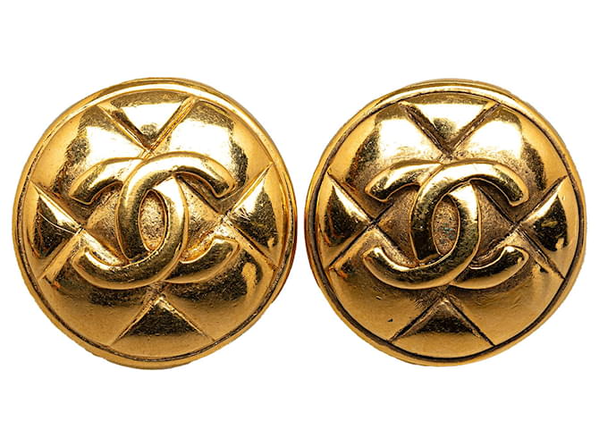 Boucles d'oreilles à clip matelassées CC dorées Chanel Métal Plaqué or  ref.1309262