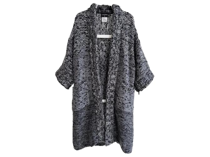Chanel Manteau cardigan oversize avec boutons CC à 8 000 $. Mohair Gris  ref.1309351
