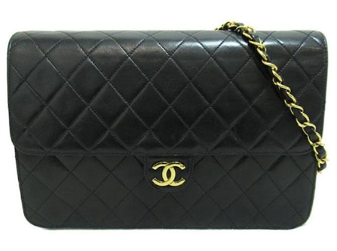 Chanel Bolsa média clássica com aba única Preto Pele de cordeiro  ref.1310434