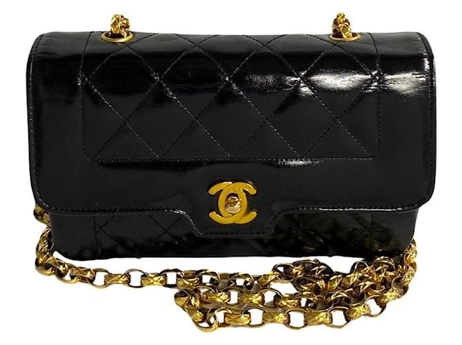 Chanel Gesteppte Umhängetasche aus Lackleder mit CC-Klappe Schwarz  ref.1310443