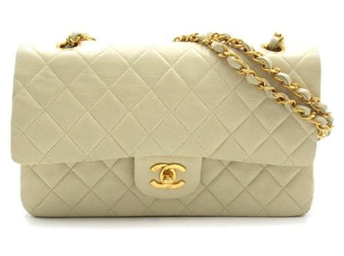 Chanel Bolsa com aba média clássica forrada Branco Pele de cordeiro  ref.1311236