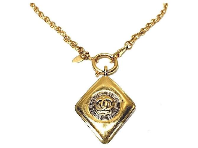 Chanel Colar com pingente CC com moldura de diamante Dourado  ref.1311245