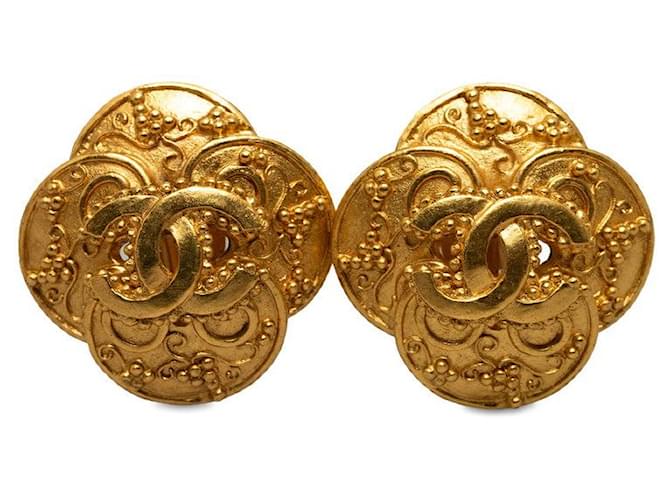 Chanel Clipe de trevo CC Arabesque em brincos Dourado  ref.1311249