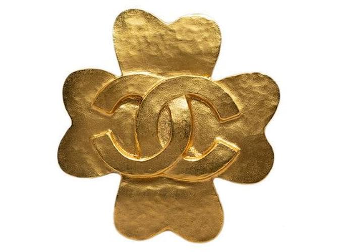 Chanel broche de trevo CC Dourado  ref.1311253
