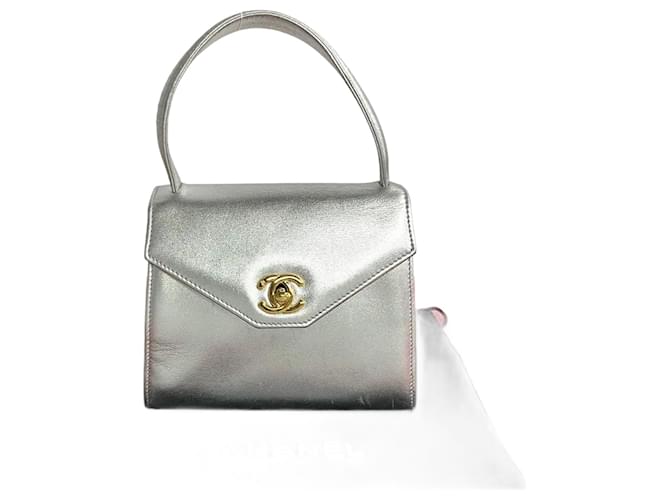 Chanel CC Kelly Tasche in Metallic-Optik Silber Lammfell  ref.1312313