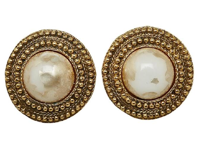 Chanel Boucles d'oreilles rondes à clips avec fausses perles Doré  ref.1312497