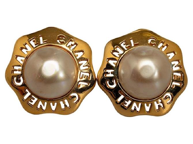 Chanel Clipe CC com logotipo de pérola falsa em brincos Dourado  ref.1312506