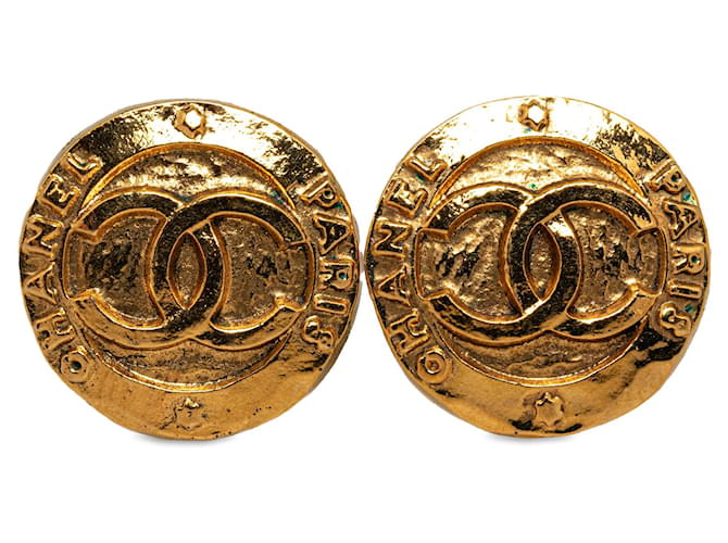 Boucles d'oreilles à clip Chanel CC dorées Plaqué or  ref.1313298