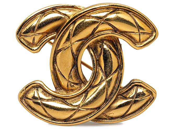Broche acolchoado Chanel CC dourado Metal  ref.1313372
