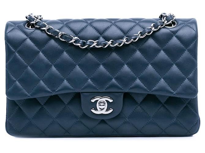 Blaue, mittelgroße, klassische Chanel-Schultertasche mit Lammlederfutter und Klappe  ref.1313418