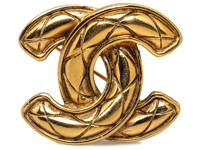 Chanel Gold CC gesteppte Brosche Golden Metall Vergoldet  ref.1313725