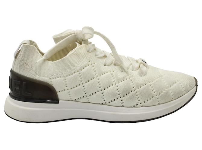Gesteppte Low-Top-Sneakers von Chanel aus weißer Wolle  ref.1313775