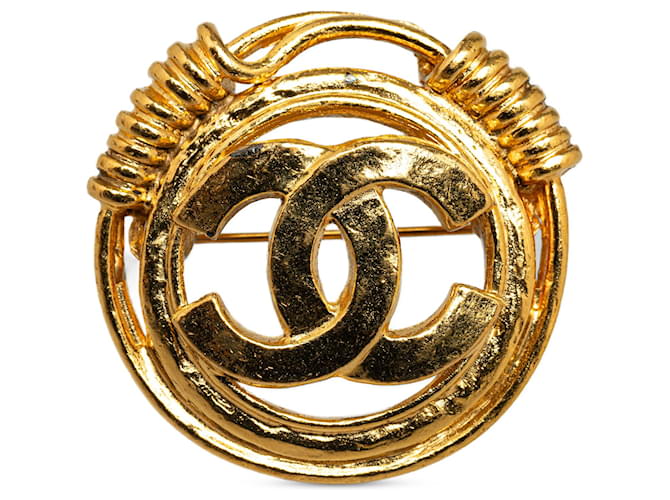 Chanel Gold CC Brosche Golden Metall Vergoldet  ref.1314097
