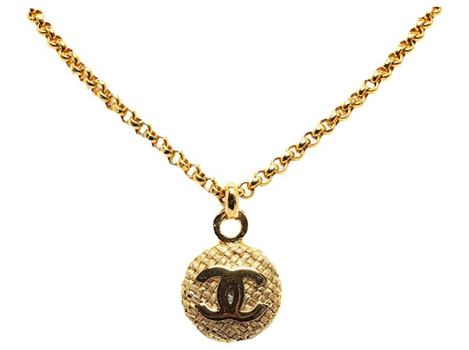 Chanel Gold CC Halskette mit rundem Anhänger Golden Metall Vergoldet  ref.1314128