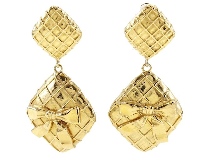 Chanel quilted Golden Metal  ref.1314606