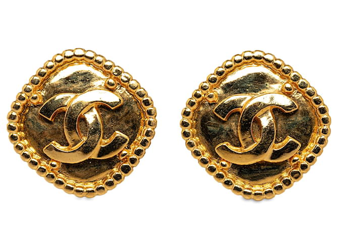 Chanel Gold CC Clip On Earrings Golden Metal Gold-plated  ref.1315180