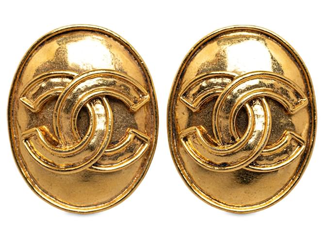 Boucles d'oreilles à clip CC en or Chanel Métal Plaqué or Doré  ref.1315195